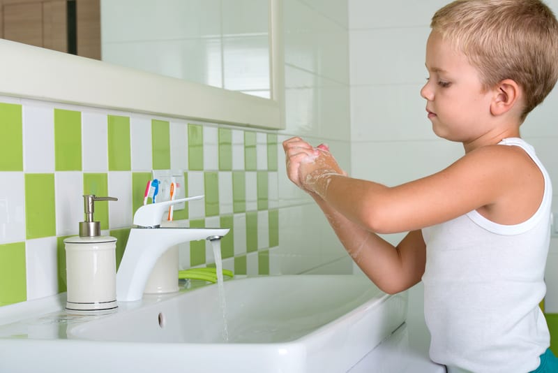 Что будет если умываться мылом. Детские руки моются. Мыло для детей. Мытье ребенка мальчика. Мальчик умывается в ванной.