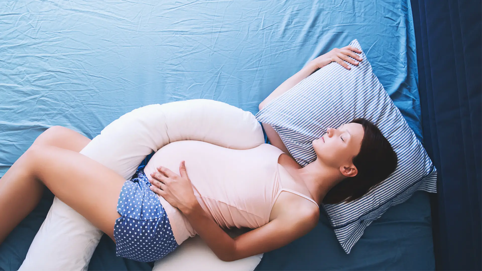 Позы для беременных. Беременные женщины спящие. Позы для фото беременных.